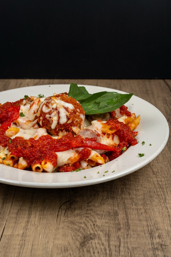 Pasta al horno con albóndiga y salsa de tomate