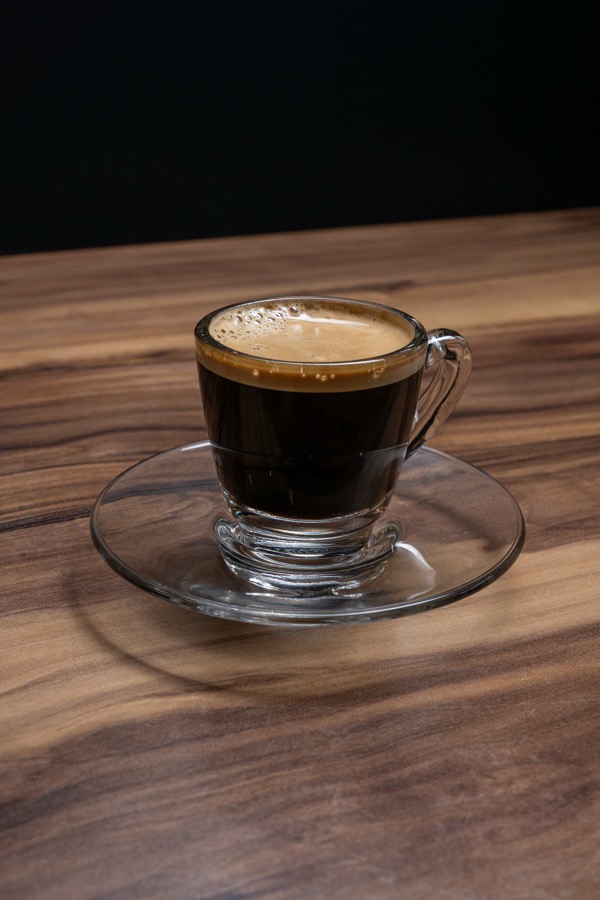 Café cubano en una taza de vidrio