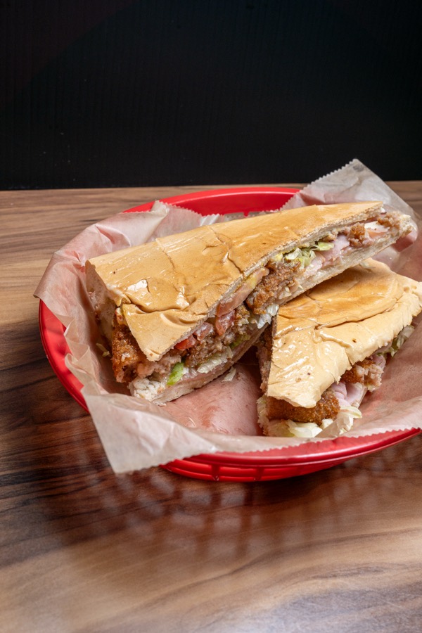 Sándwich cubano en una canasta roja