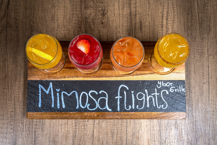 Tabla de mimosas con un letrero de pizarra