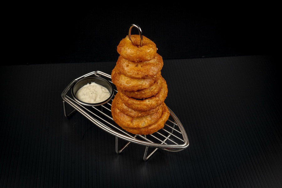 Torre de aros de cebolla con salsa