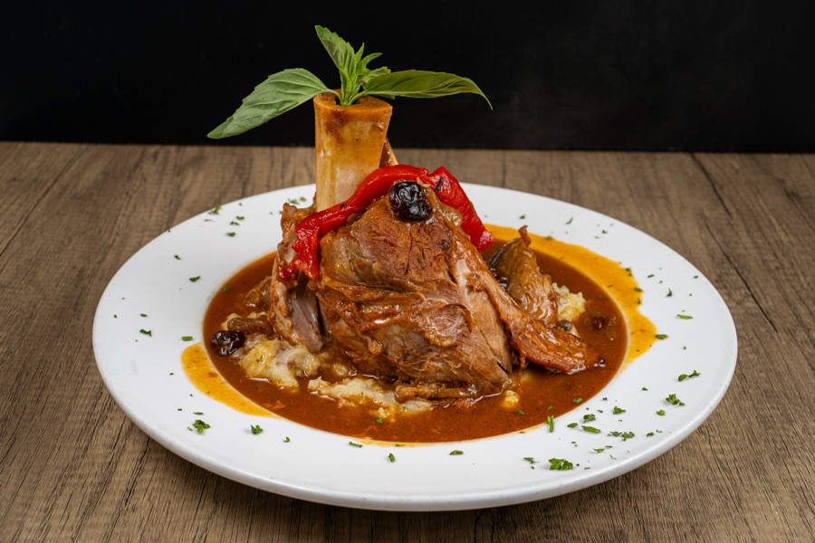 Ossobuco con pimentón rojo y albahaca