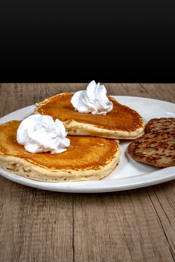 Pancakes con crema batida y salchicha
