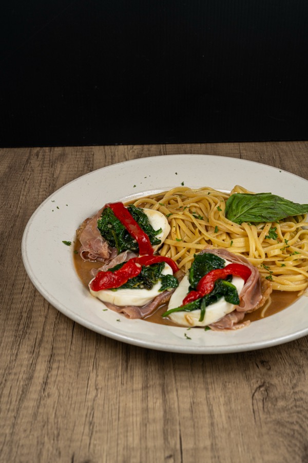 Espaguetis con prosciutto, mozzarella y pimentones asados