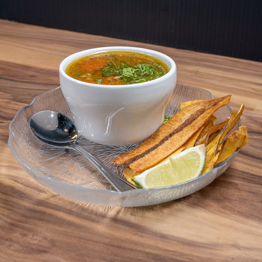 Sopa con mariquitas de plátano y limón
