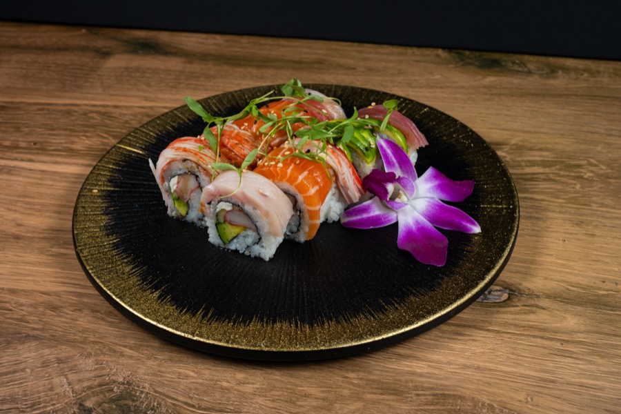 Rollo de sushi en un plato dorado