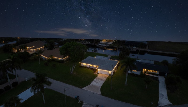 Vista aérea de la casa de noche
