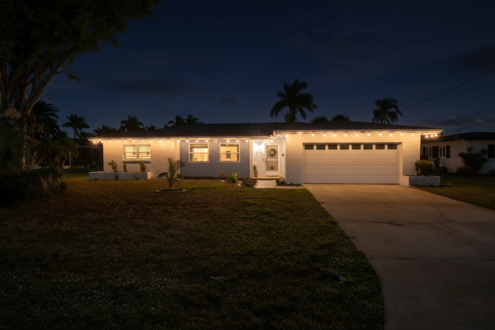 Casa de noche con luces exteriores cálidas