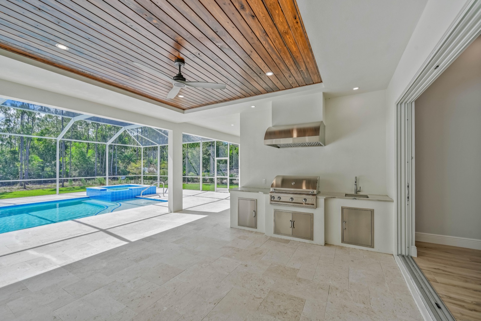 Cocina exterior junto a la piscina