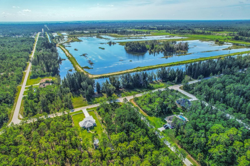 Vista aérea de la casa cerca de un lago